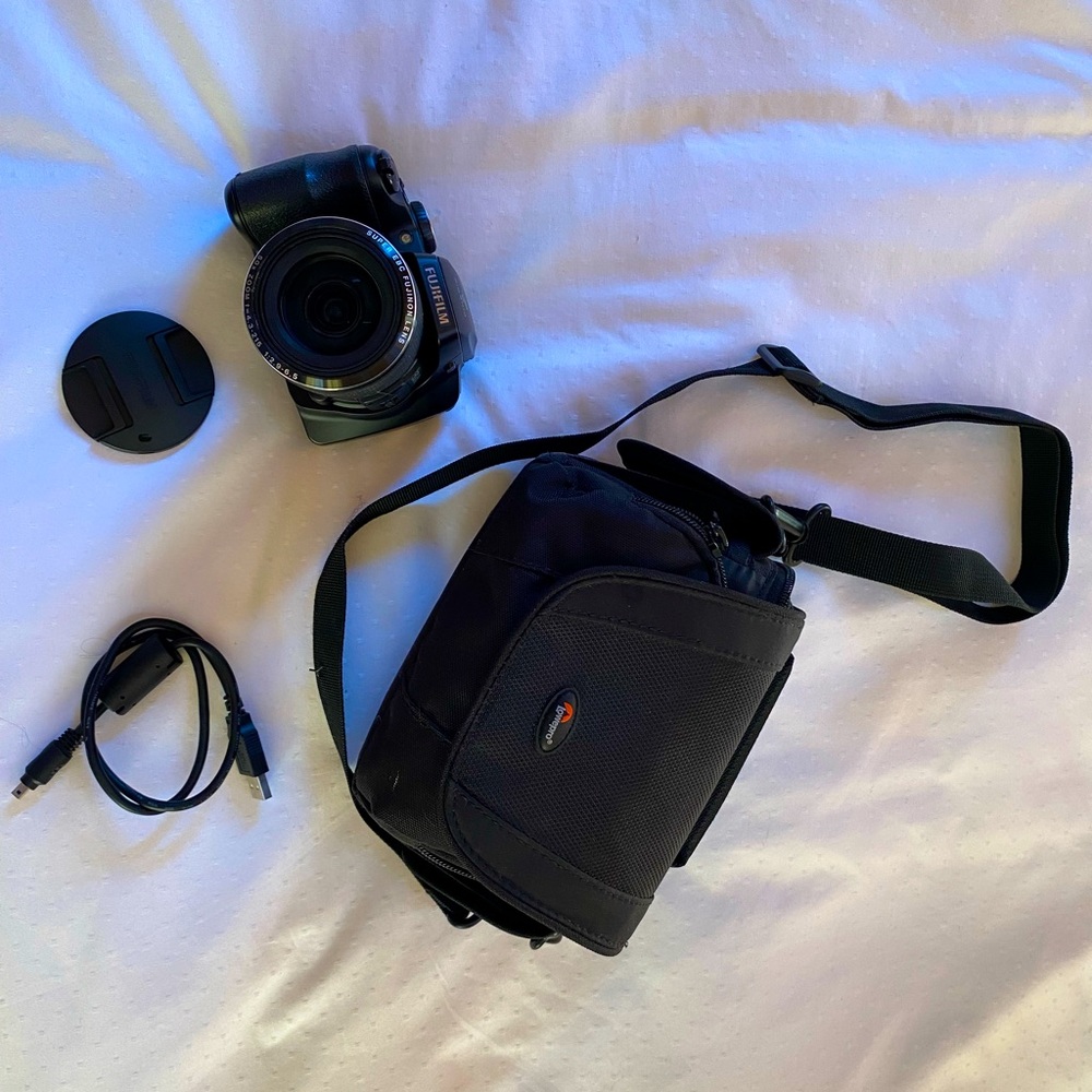 Selling a Fujifilm FinePix S1 16 MP Digital Camera with 3.0 LCD (Black)📸